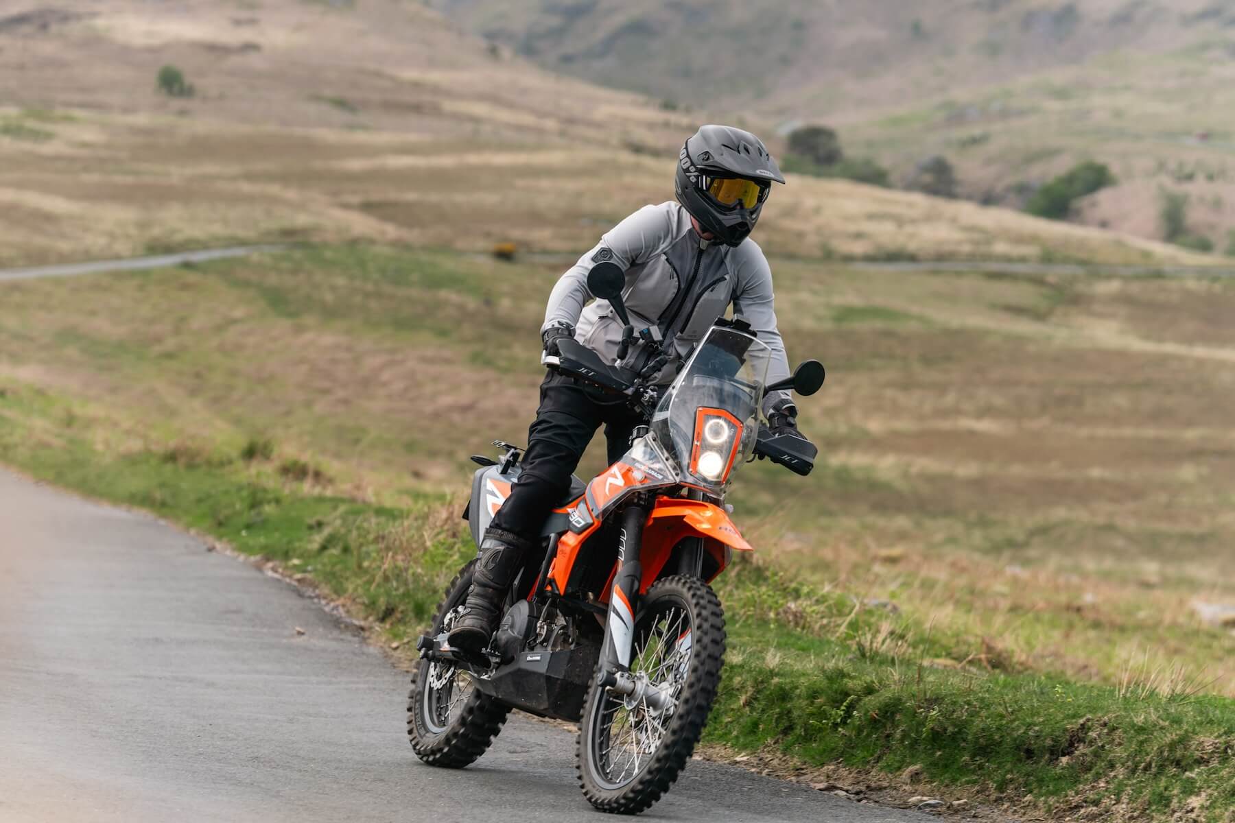 How to Stop Your Motorcycle Helmet Visor Fogging in Winter